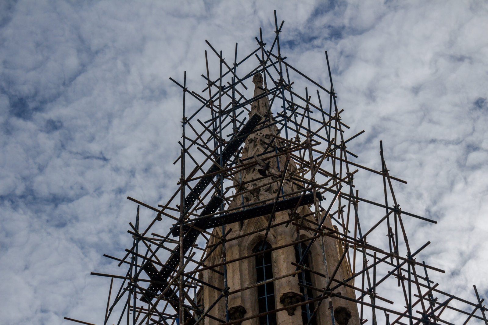 Gerüstbau in Leichlingen – eingerüsteter Kirchturm bei der Sanierung