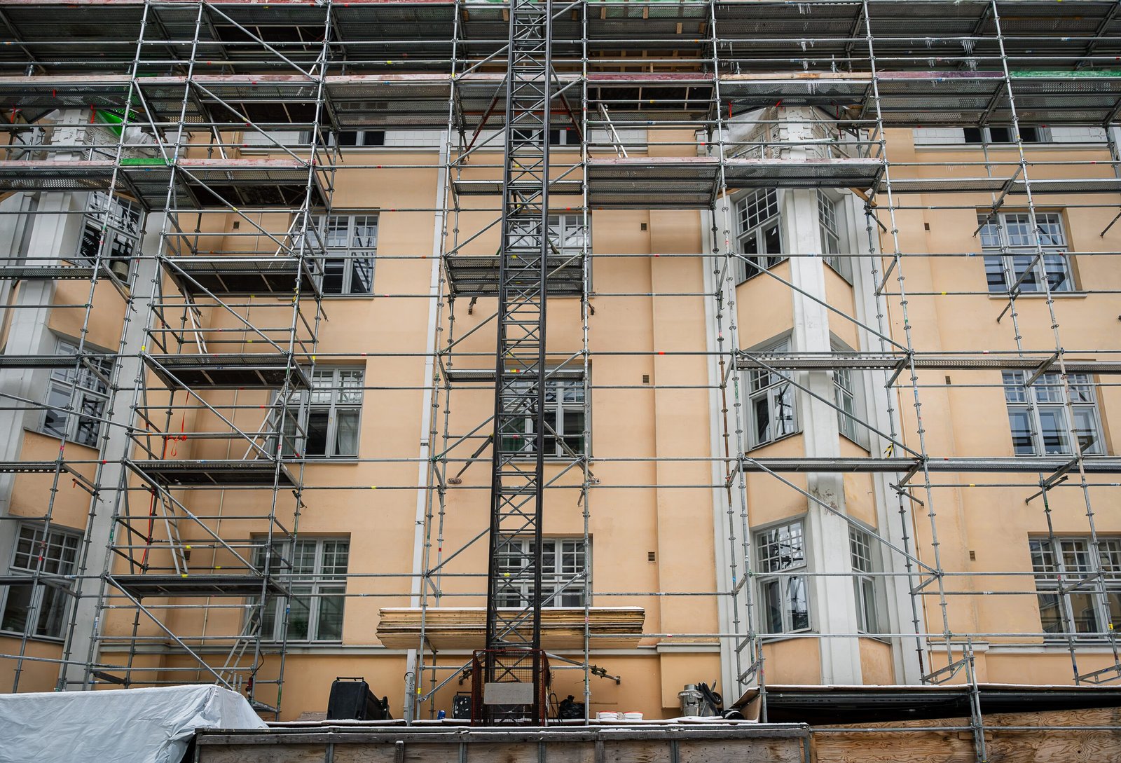Gerüstbau in Hilden – eingerüstetes Gebäude bei der Sanierung